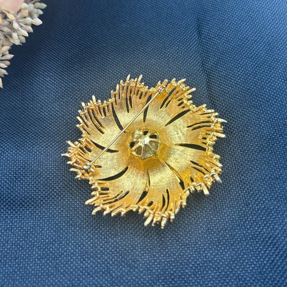 Vintage Unsigned Monet Cordelia Gold Tone Metal Flower Pin Brooch - Picture 4 of 4